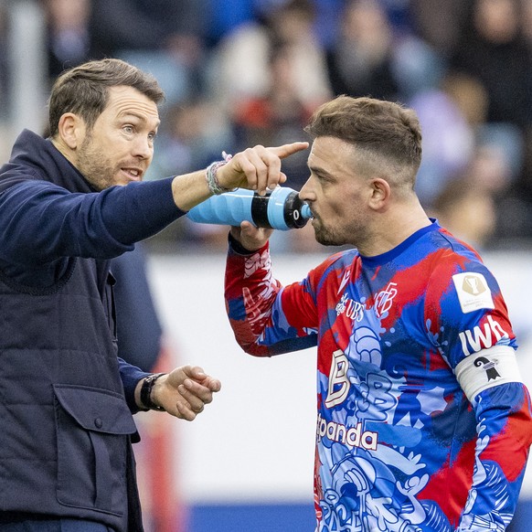 Trainer Stephan Lichtsteiner, links, und Xherdan Shaqiri, rechts, von Basel diskutieren beim Super League Meisterschaftsspiel zwischen dem FC Luzern und dem FC Basel vom Sonntag, 22. Februar 2026 in L ...