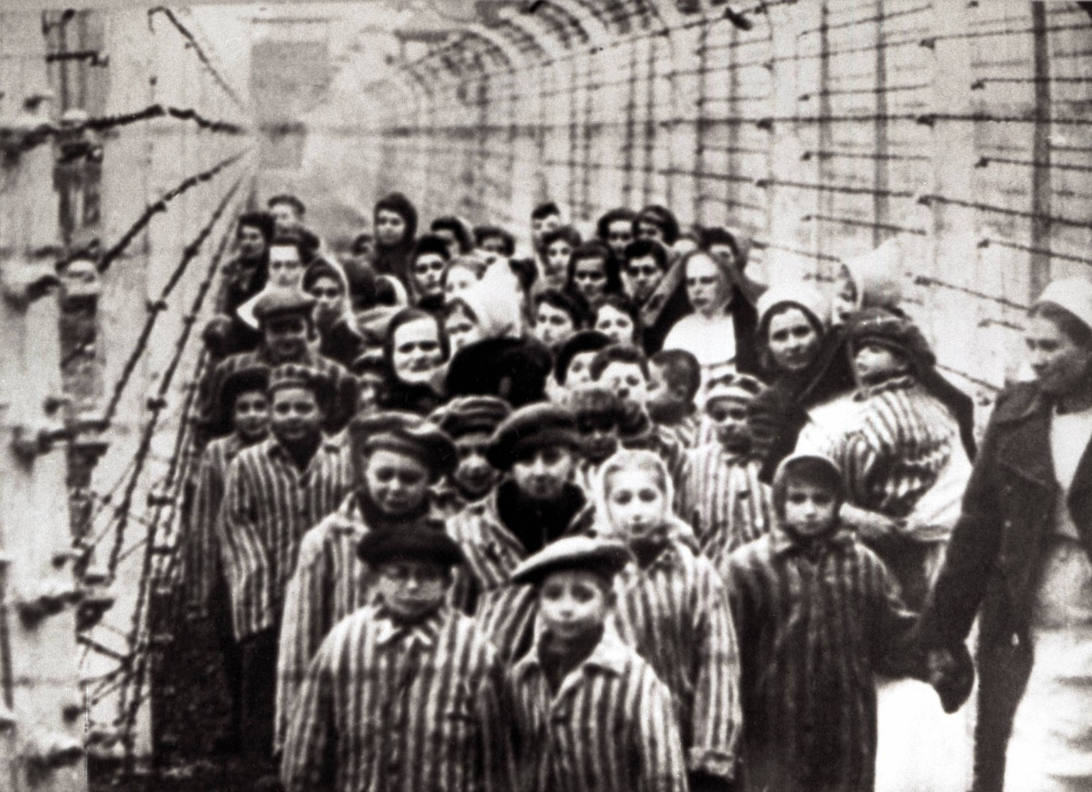 �berlebende j�discher Kinder in Auschwitz Mit Krankenschwester hinter Stacheldrahtzaun. Das Foto wurde von einem sowjetischen Fotografen w�hrend der Herstellung eines Films �ber Befreiung des Lagers g ...