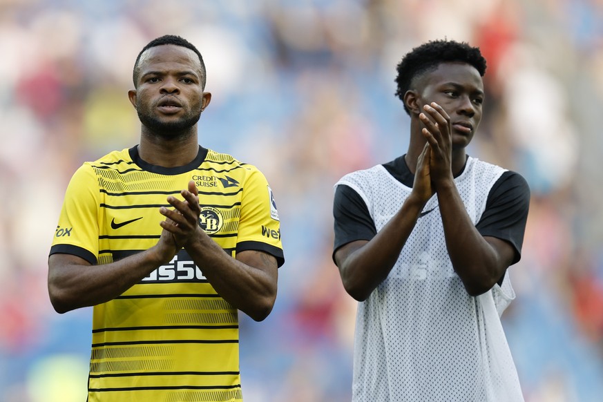 YBs Meschack Elia, links, und Felix Mambimbi nach dem Super League Spiel zwischen dem FC Basel und dem BSC Young Boys Bern, am Sonntag, 7. August 2022 im Stadion St. Jakob-Park in Basel. (KEYSTONE/Pet ...