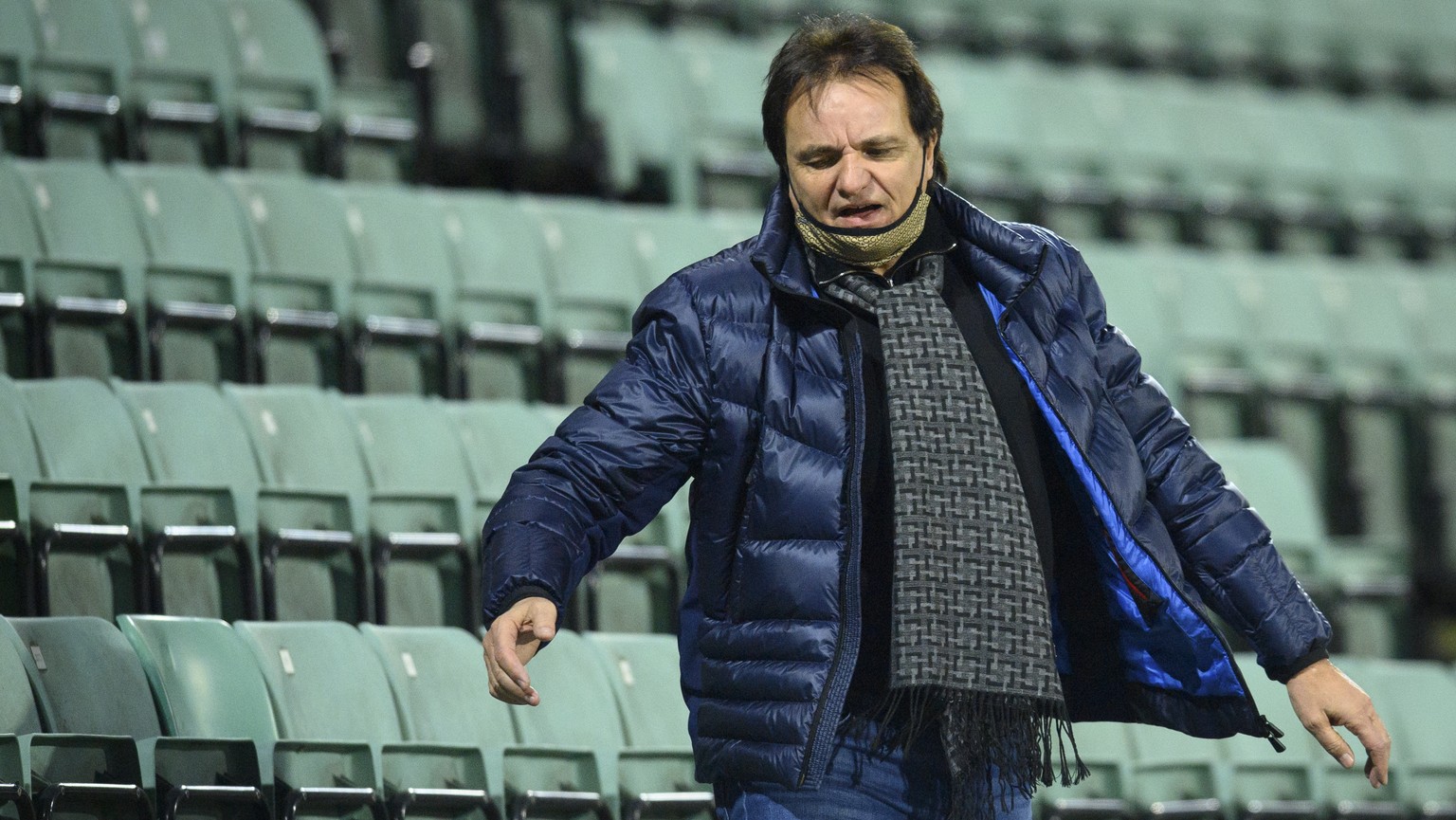 Le president du FC Sion Christian Constantin reagit en observant depuis une tribune vide la rencontre de football a huis clos de Super League entre FC Sion et FC Lugano lors de la pandemie de Coronavi ...