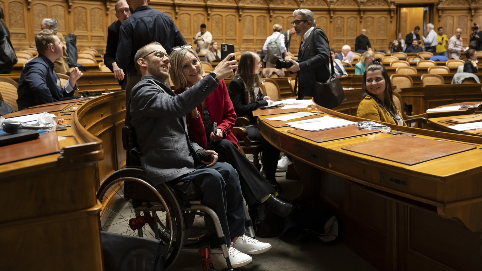 Tobias Frankhauser, Parlamentarier der Behindertensession, links, fotografiert sich mit Staenderaetin Maya Graf, GP-BL, rechts, waehrend der ersten Behindertensession der Schweiz, am Freitag, 24. Maer ...