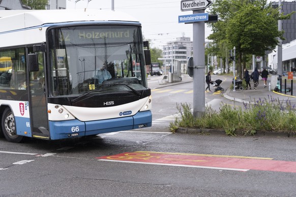 Ein Bus der VBZ biegt von der Hofwiesenstrasse bei der Haltestelle Brunnenhof in die Wehntalerstrasse Richtung Holzerhurd ein, fotografiert am Montag, 18. Mai 2026 in Zuerich. (KEYSTONE/Gaetan Bally)
