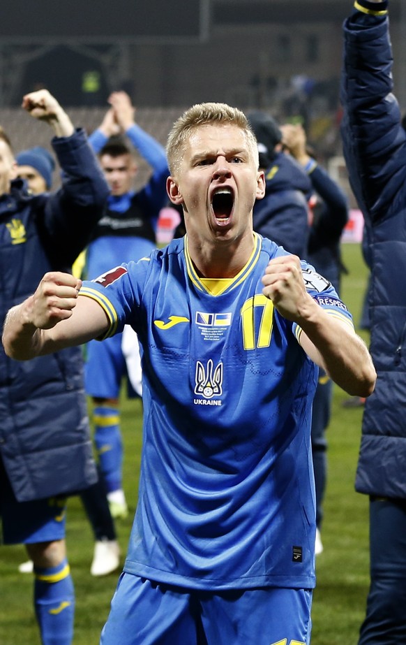 epa09586192 Ukrainian soccer player Oleksandr Zinchenko celebrates their victory after the FIFA World Cup 2022 group D qualifying soccer match between Bosnia and Herzegovina and Ukraine in Zenica, Bos ...