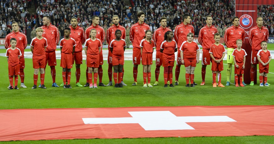 Die Schweizer Nati bei der Hymne vor dem EM-Qualispiel in England letzten September.