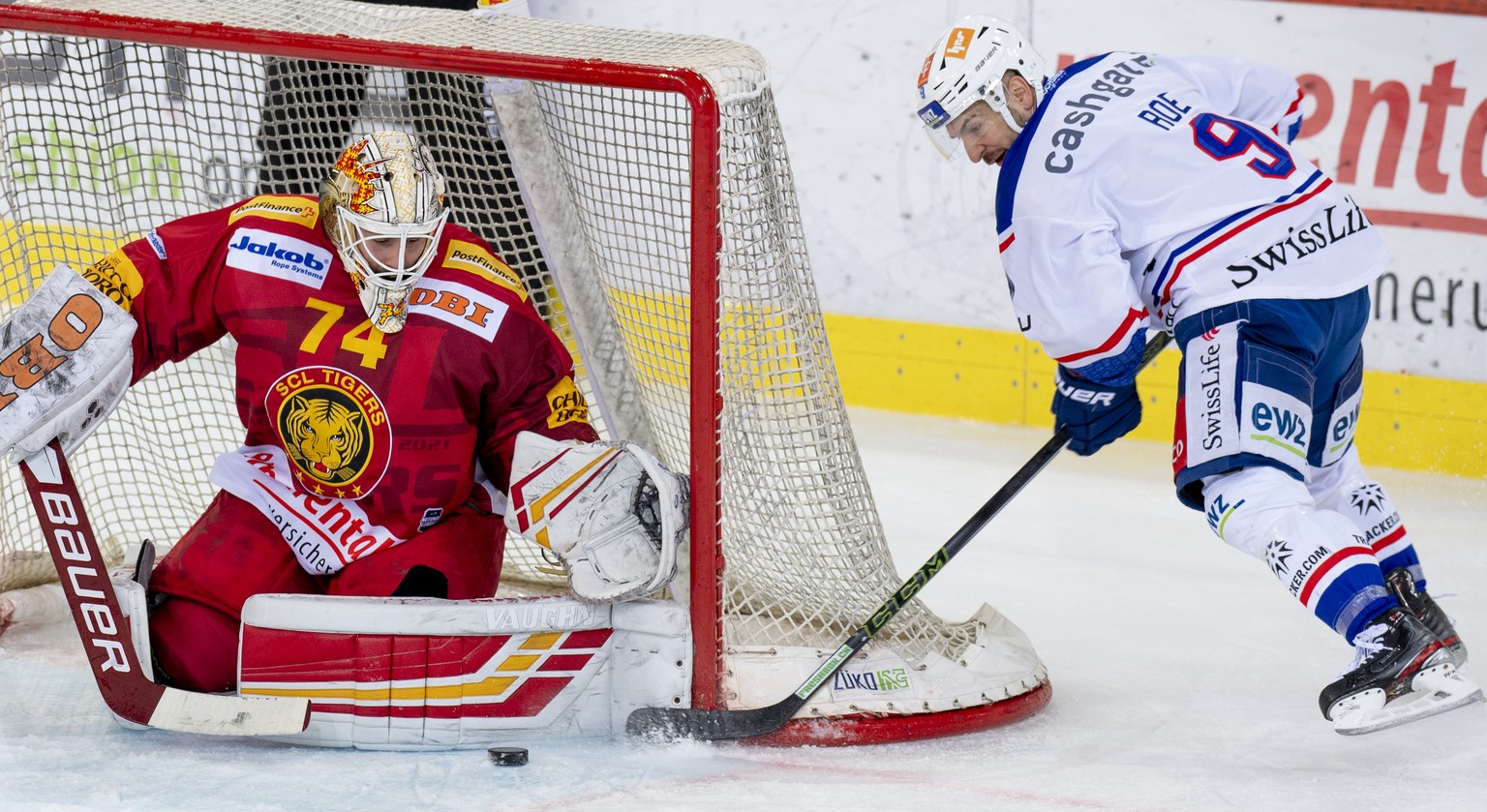 Tigers Goalie Ivars Punnenovs, links, kaempft um den Puck gegen Lions Roe Garrett, rechts, waehrend dem Meisterschaftsspiel der National League zwischen den SCL Tigers und den ZSC Lions, am Dienstag 2 ...