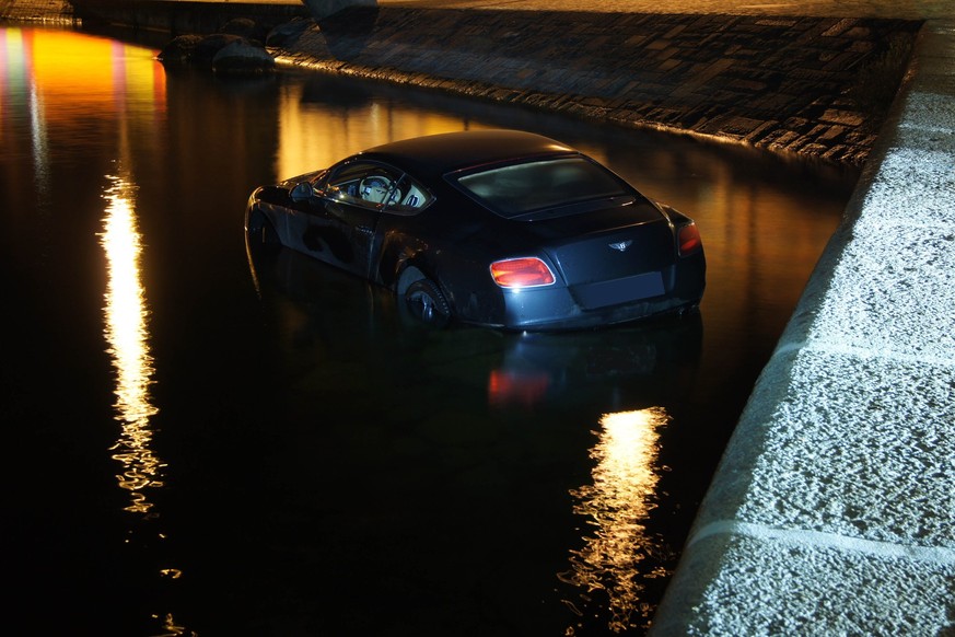 Nasse Füsse für diesen Bentley-Fahrer.