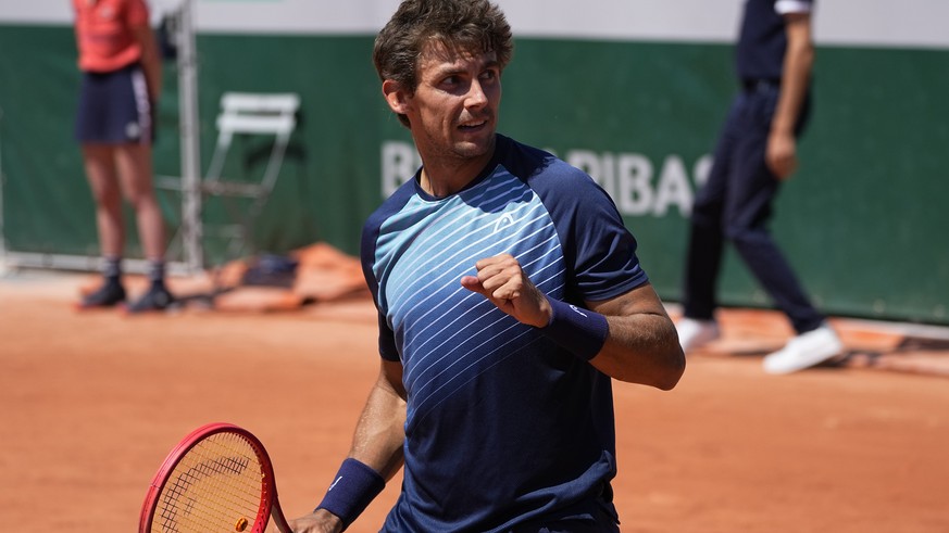 Switzerland&#039;s Henri Laaksonen reacts as he defeats Germany&#039;s Yannick Hanfmann during their first round match of the French Open tennis tournament at the Roland Garros stadium Sunday, May 30, ...