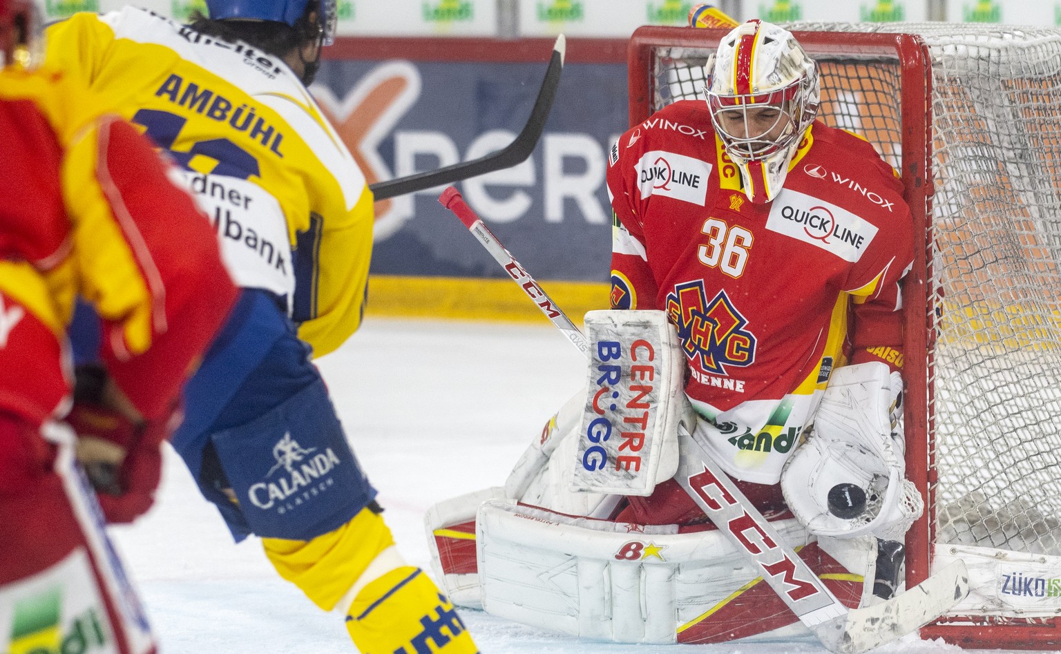 Biels Goalie, Joren van Pottelberghe, links, waehrend einem Vorbereitungsspiel der National League, zwischen dem EHC Biel und dem HC Davos, am Mittwoch 23. September 2020 in der Tissot Arena in Biel.  ...