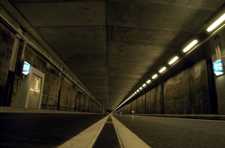 The newly renovated &#039;red zone&#039; inside the Gotthard road tunnel, Friday, December 21, 2001. After a fire had destroyed parts of the tunnel within the red zone in October, the tunnel was reope ...