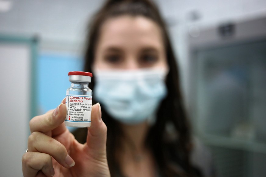 Eine Krankenpflegerin bereitet eine Moderna-Impfdosis vor. 