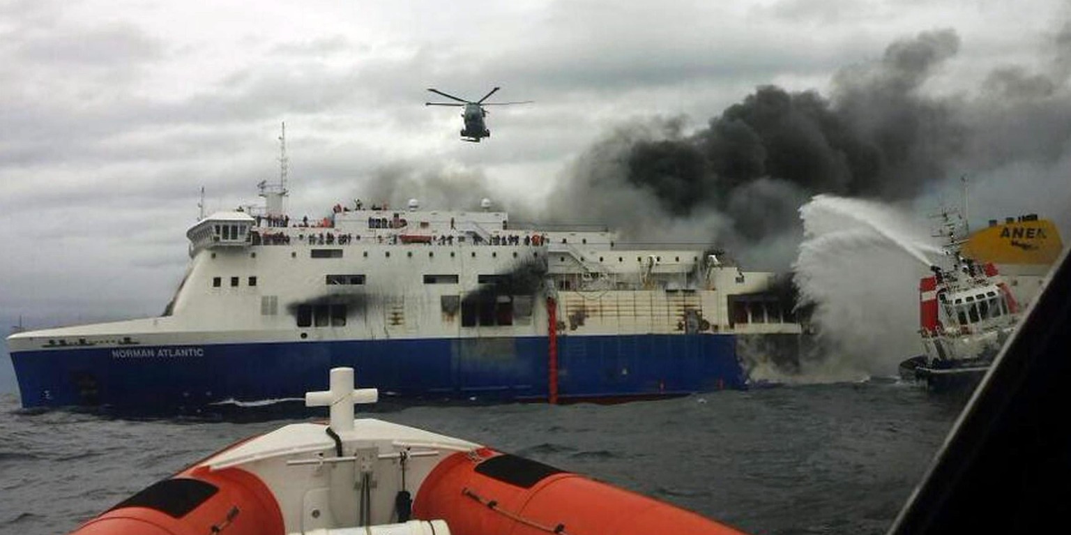 Zu retten, was es noch zu retten gibt: Die «Norman Atlantic» in Flammen.