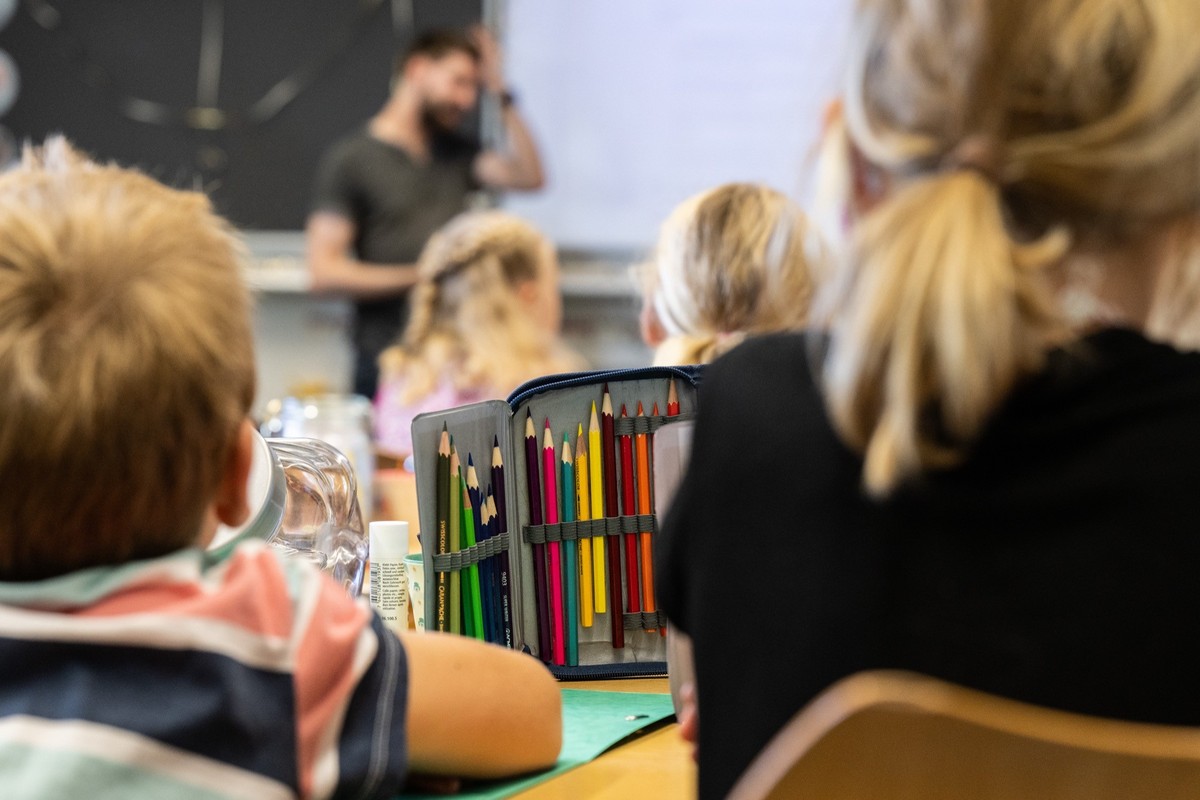 Ein Etui steht auf einem Pult, am Montag, 15. August 2022, an der Primarschule in Lauperswil im Emmental. Wie in der ganzen Schweiz herrscht auch im Kanton Bern ein Mangel an Lehrpersonen. (KEYSTONE/P ...