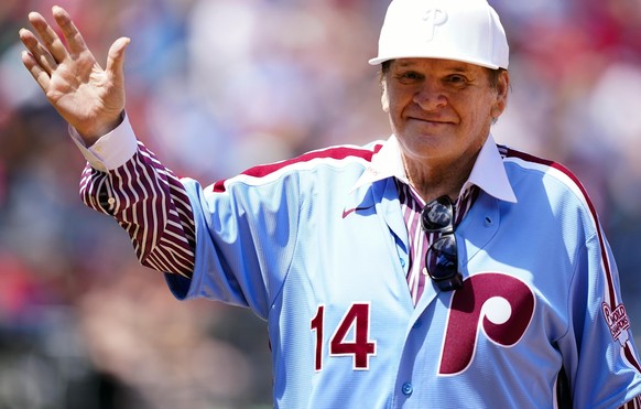 FILE - Former Philadelphia Phillies player Pete Rose tips his hat to fans during an alumni day, Aug. 7, 2022, in Philadelphia. (AP Photo/Matt Rourke, File)