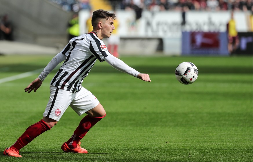 epa05946818 Frankfurt&#039;s Guillermo Varela in action during the German Bundesliga soccer match between Eintracht Frankfurt and VfL Wolfsburg in Frankfurt Main, Germany, 06 May 2017. EPA/ARMANDO BAB ...