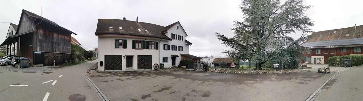 Die streitbare Solaranlage (l.) zeigt sich – aus spitzem Winkel – zwischen zwei Häusern hindurch. Deutlicher thront die Anlage auf dem anderen geschützten Haus.