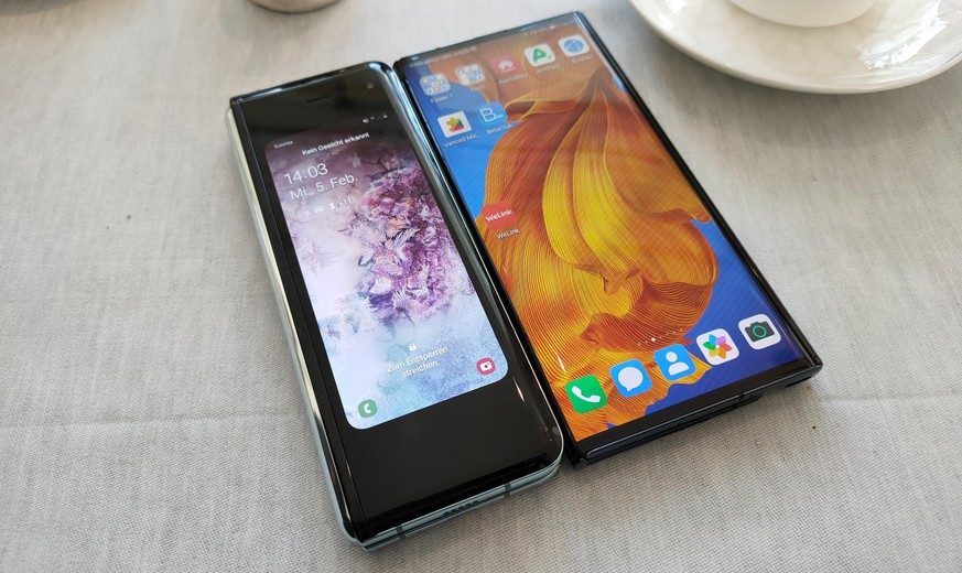 Im Unterschied zu Samsungs Falt-Handys mit aussen liegenden Mini-Anzeigen und innen liegendem Haupt-Display lässt sich das Mate X auch im zugeklappten Zustand ganz normal bedienen.