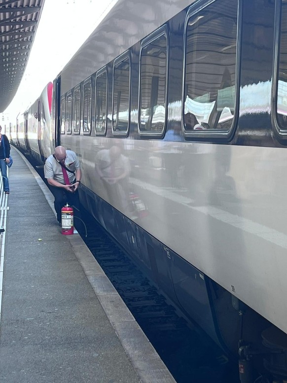 Ein SBB-Mitarbeiter mit einem Feuerlöscher in Aarau.