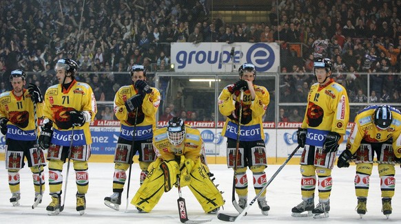 Enttaeuschte Berner Spieler nach dem sechsten Eishockey Playoff Viertelfinal Spiel der National League A (best of 7) zwischen dem HC Fribourg Gotteron und dem SC Bern, am Dienstag, 11. Maerz 2008, in  ...