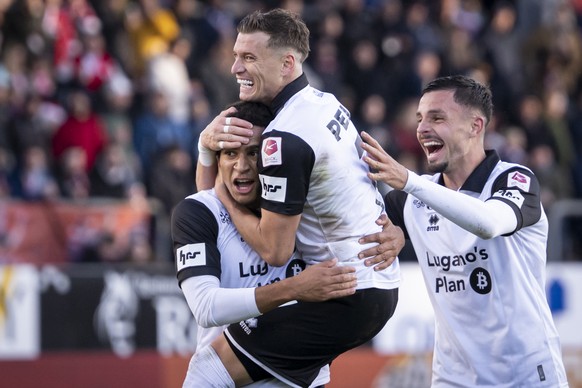 Yanis Cimignani (LUG), links, jubelt mit Ezgjan Alioski (LUG), mitte, und Uran Bislimi (LUG), rechts, nach seinem Tor zum 2:4 beim Fussballspiel der Super League FC Winterthur gegen den FC Lugano im S ...