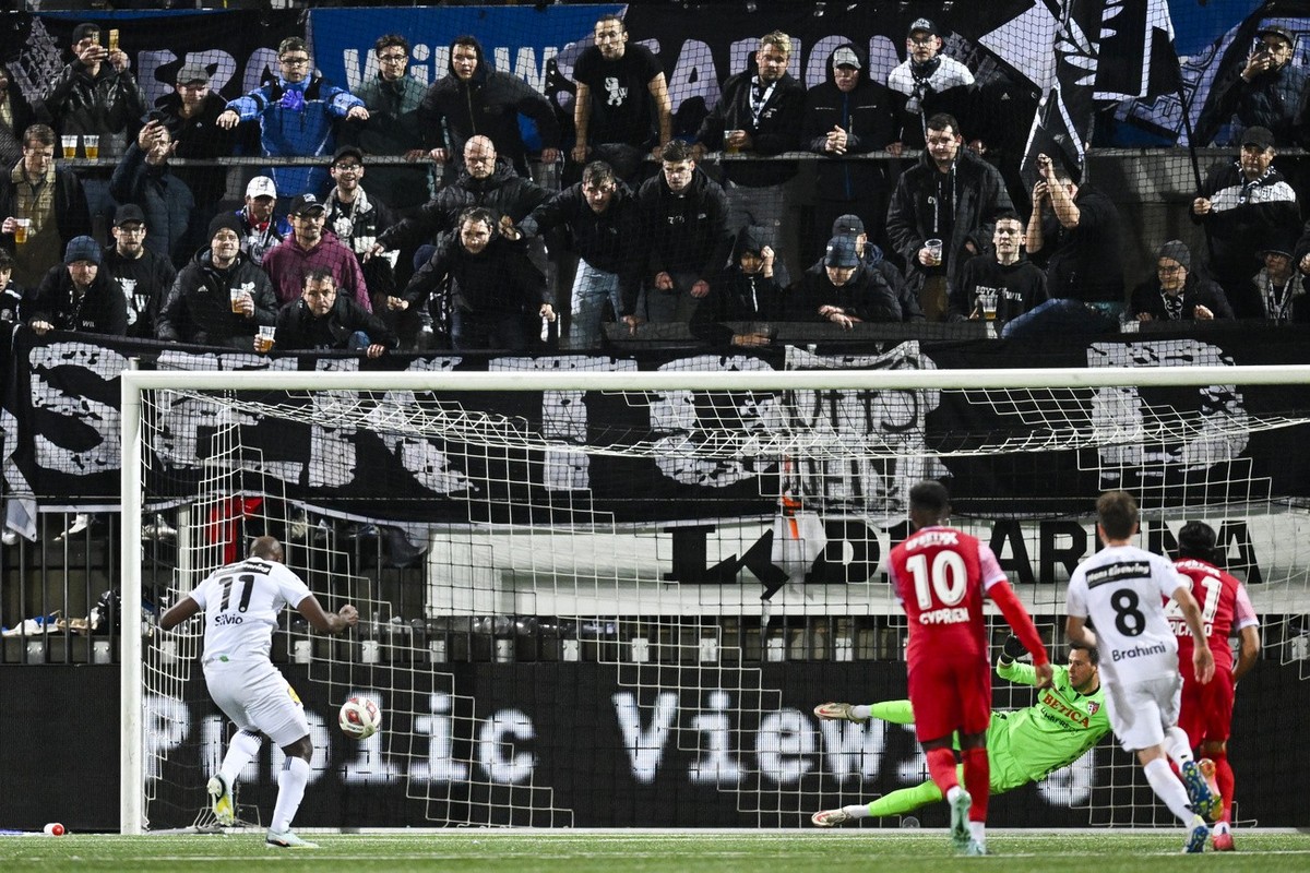 Wil's Silvio de Oliveira trifft den Penalty zum 1-2 gegen Sions' Torhueter Heinz Lindner, im Schweizer Fussball Cup 1/8-Finalspiel zwischen dem FC Wil und dem FC Sion, am Mittwoch, 9. Novemb ...