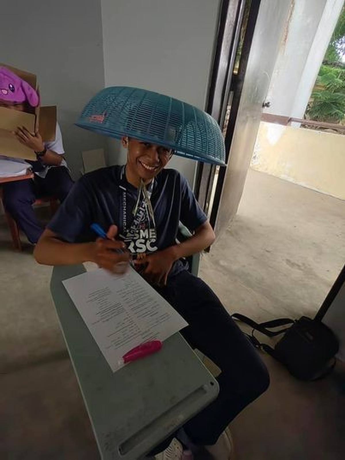 Die philippinische Lehrerin Mary Joy Mandane-Ortiz hat ihre Schülerinnen und Schüler aufgefordert, aus Papier einen Hut zu basteln, damit sie bei den Zwischenprüfungen nicht abschreiben können.