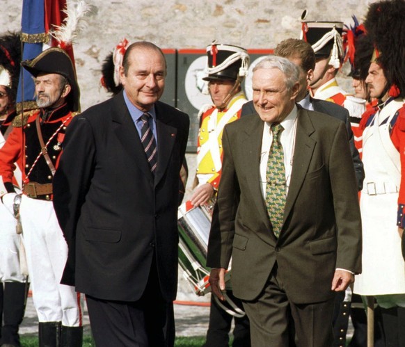 Jacques Chirac (links) mit Bundespräsident Flavio Cotti in Bellinzona, Oktober 1998.
