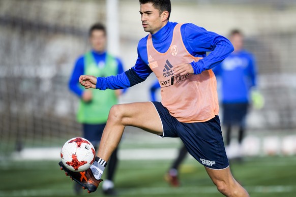 Enzo Zidane, le nouveau joueur du FC Lausanne-Sport, cours avec le ballon lors de la reprise de l&#039;entrainement ce vendredi 5 janvier 2018 a Lausanne. (KEYSTONE/Jean-Christophe Bott)