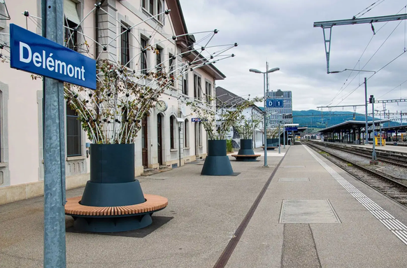 Auf den Perrons in Delémont stehen neuerdings Topfpflanzen.