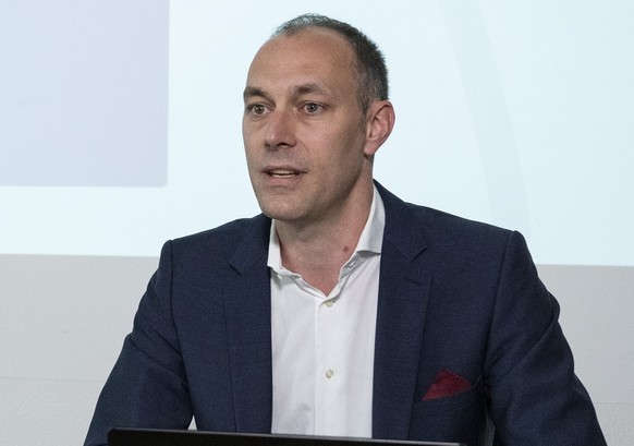 Claudius Schaefer, CEO, links, und Philippe Guggisberg, Kommunikation, von der Swiss Football League, SFL, orientieren an einer Pressekonferenz ueber die Abstimmung zu den geplanten Playoffs, am Freit ...