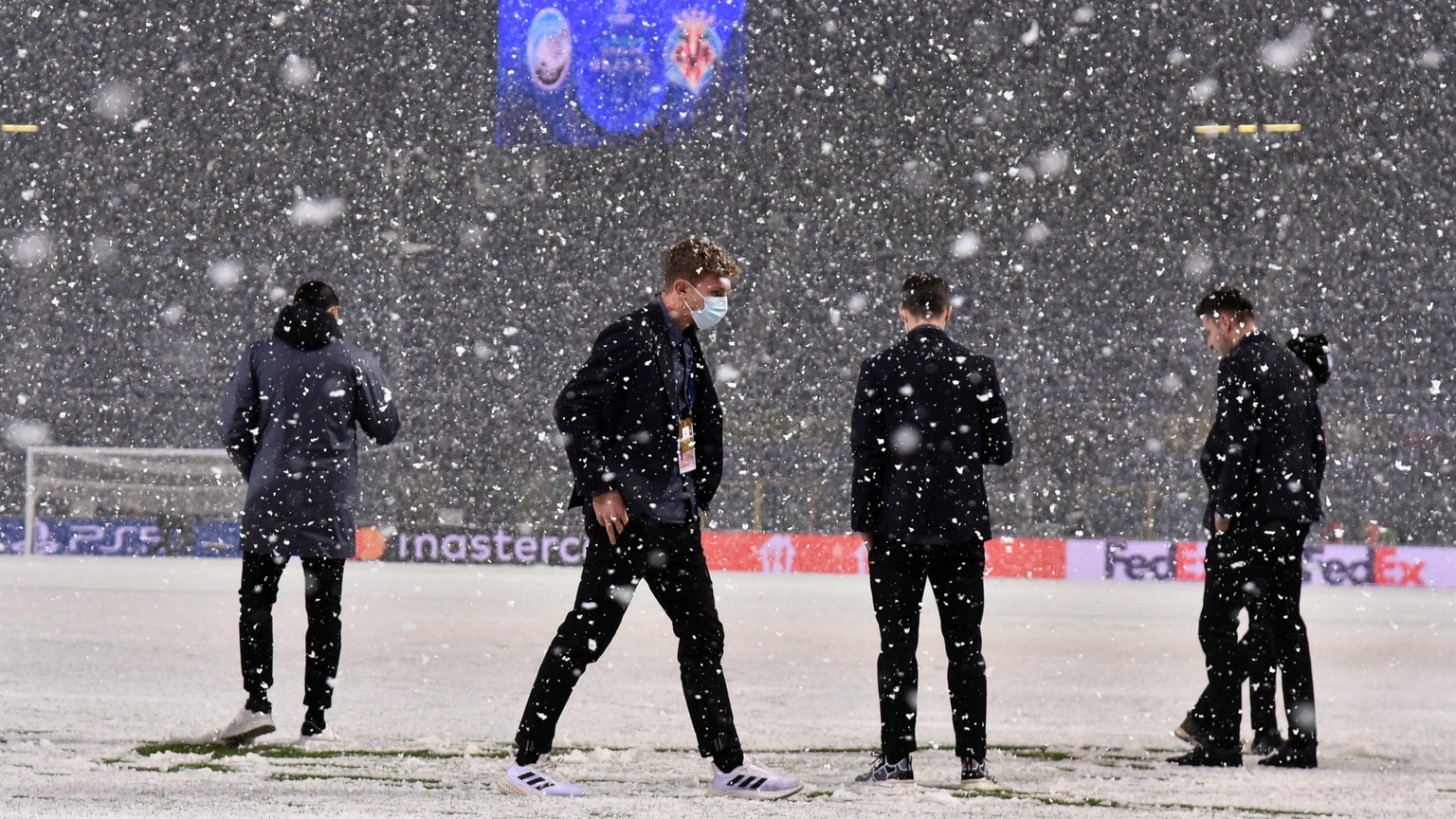 epa09630100 Atalanta players inspect the pitch before the UEFA Champions League group F soccer match between Atalanta BC and Villarreal CF at the Gewiss stadium in Bergamo, Italy, 08 December 2021. EP ...