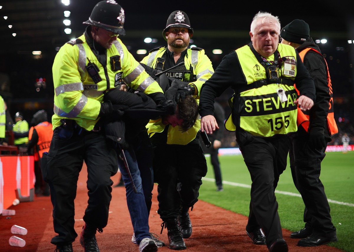epa12553113 A fan of Young Boys is carried out by police during the UEFA Europa League league phase match between Aston Villa and BSC Young Boys in Birmingham, Britain, 27 November 2025. EPA/ADAM VAUG ...