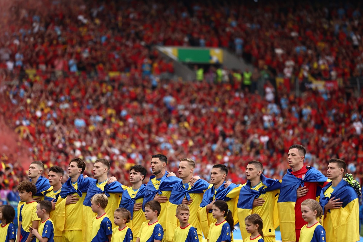epa11439335 Players of Ukraine sing their national anthem ahead of the UEFA EURO 2024 Group E soccer match between Ukraine and Belgium, in Stuttgart, Germany, 25 June 2024. EPA/ANNA SZILAGYI