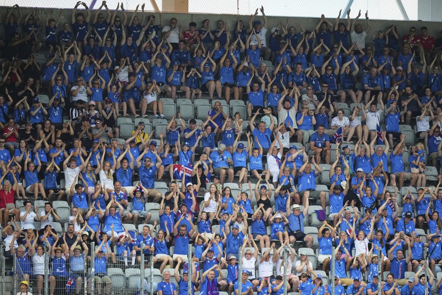 Iceland fans cheer during the Euro 2025, group A, soccer match between Iceland and Finland at Arena Thun in Thun, Switzerland, Wednesday, July 2, 2025. (AP Photo/Alessandra Tarantino)
CORRECTION Euro  ...