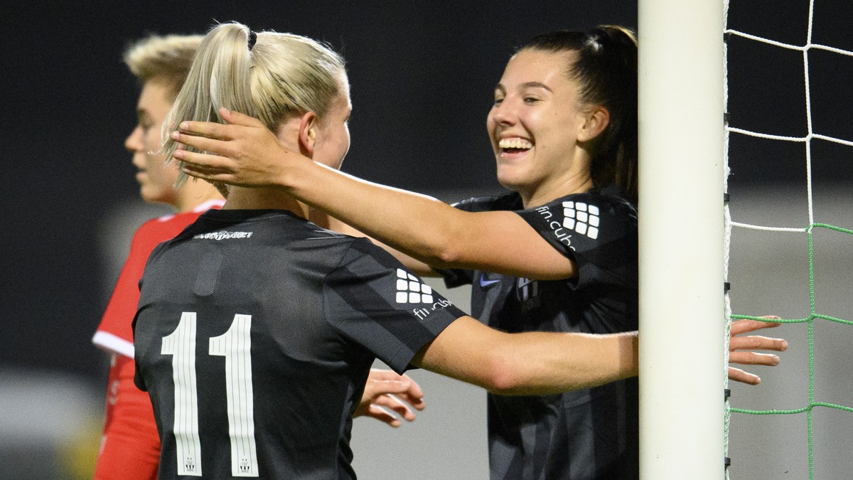 La joueuse zurichoise Seraina Piubel, droite, celebre le deuxieme but avec la joueuse zurichoise Nadine Riesen, gauche, lors de la rencontre de football de Women's Super League entre FC Yverdon F ...