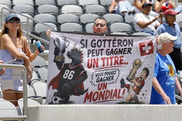A Swiss soccer fan holding a banner saying "Si Gotteron peut gagner un titre, vous pouvez gagner un mondial" during a friendly soccer match between Switzerland and Australia at the Snapdrago ...