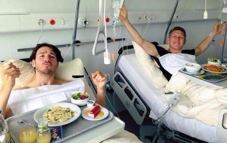 Beste Freunde auch in schlechten Zeiten: Felix Neureuther und Bastian Schweinsteiger 2013 zusammen im Spital in Zürich.&nbsp;