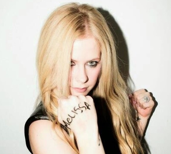 avril lavigne melissa vandella verschwörungstheorie http://www.deathandtaxesmag.com/265587/avril-lavigne-conspiracy-theory/