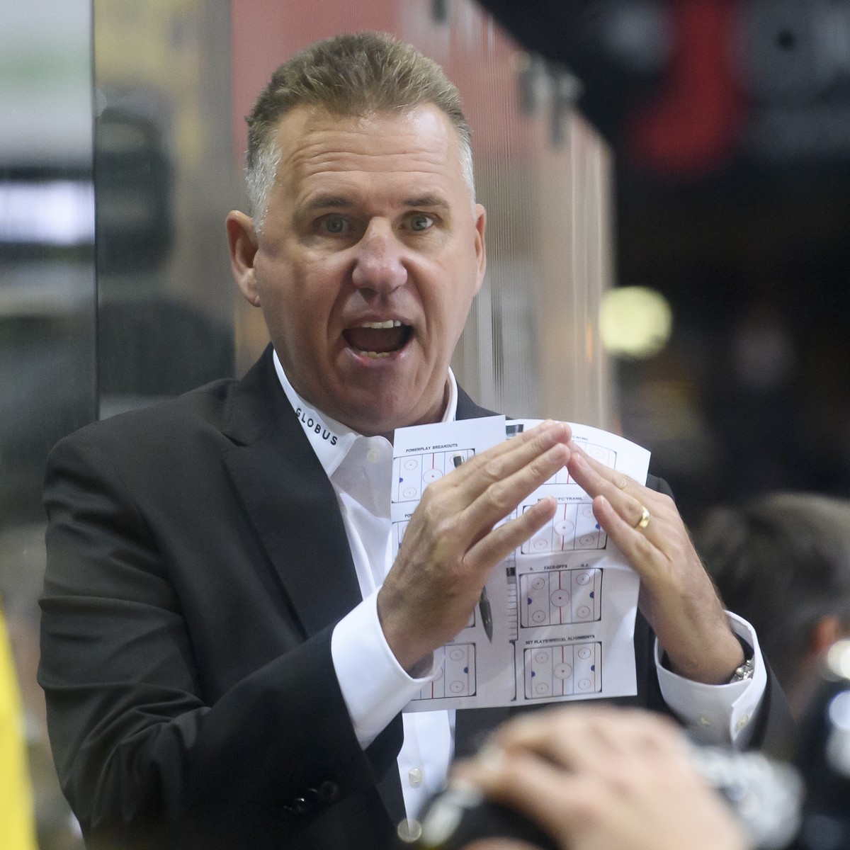 SCB Cheftrainer Don Nachbaur spricht mit seinem Spieler, beim Eishockey Meisterschaftsspiel der National League zwischen dem SC Bern und den HC Ambri-Piotta, am Donnerstag, 1. Oktober 2020, in der Pos ...