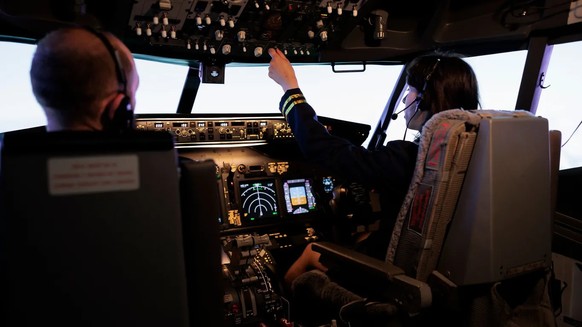 Eine Pilotin und ihr Kollege im Cockpit (Symbolbild): Über Israel sowie dem Iran und Irak kommt es immer wieder zu GPS-Störungen.