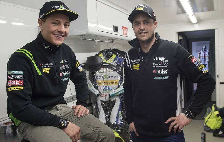 Die Schweizer Moto GP 2 Rennfahrer Dominique Aegerter, Technomag Racing Interwetten, links, und Thomas Luethi, Derendinger Racing Interwetten, im Truck waehrend den letzten Testtagen, am Donnerstag 19 ...