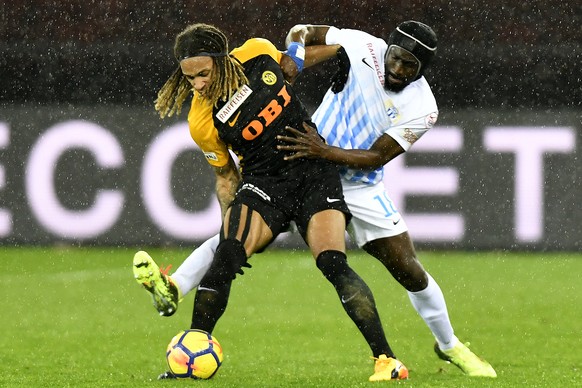 Der Zuercher Pa Modou, rechts, gegen den Berner Kevin Mbabu, links, beim Fussballspiel der Super League FC Zuerich gegen den BSC Young Boys im Stadion Letzigrund in Zuerich am Samstag, 17. Maerz 2018. ...