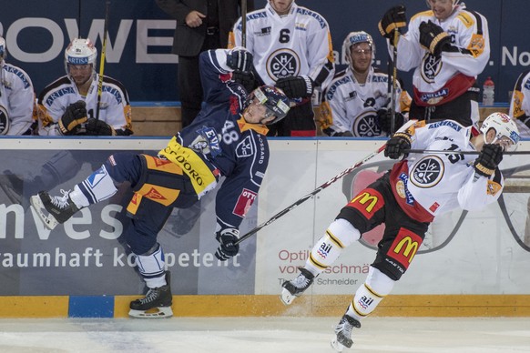 Carl Klingber, links, von Zug, im Spiel gegen Gregory Hofmann, rechts, von Lugano, im Qualifikationsspiel der National League A zwischen dem EV Zug und dem HC Lugano, am Freitag, 9. September 2016, in ...