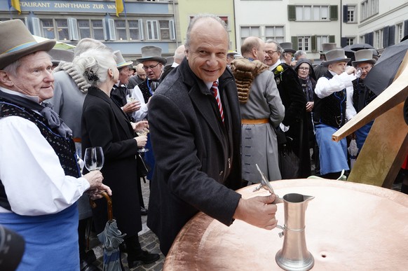 Filippo Leutenegger, FDP-Stadtrat, wartet auf die Weinausgabe.
