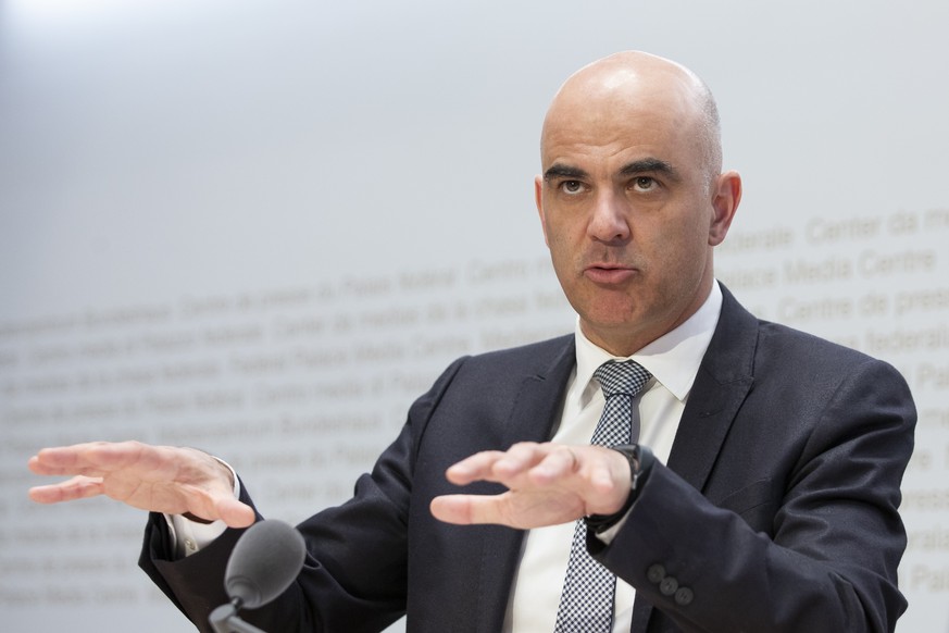 Bundesrat Alain Berset spricht waehrend einer Medienkonferenz des Bundesrates ueber die Situation des Coronavirus, am Freitag, 27. Maerz 2020 in Bern. (KEYSTONE/Peter Klaunzer)