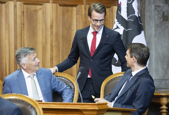Die Staenderaete Hans Wicki, FDP-NW, links, und Thierry Burkart, FDP-AG, rechts, sprechen mit Nationalrat Andri Silberschmidt, FDP-ZH, an der Sommersession der Eidgenoessischen Raete, am Montag, 16. J ...