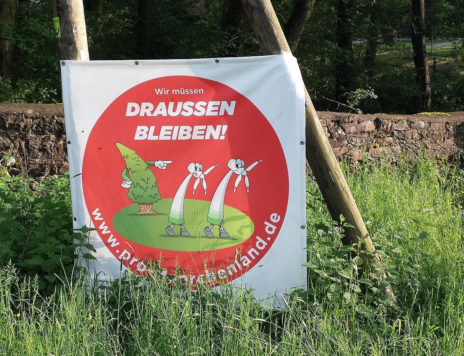 Protestplakat gegen Windkraftanlagen bei der Sababurg im Reinhardswald.
https://commons.wikimedia.org/w/index.php?curid=53462633