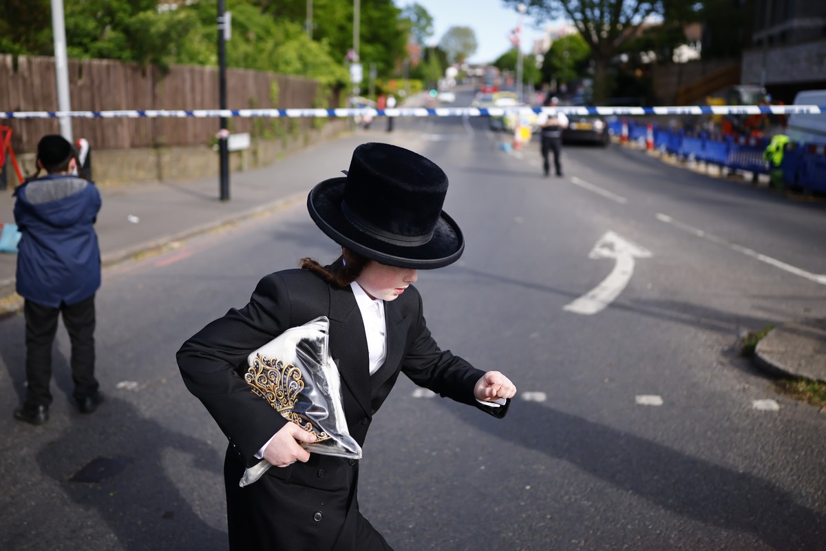 epa12922047 A child from the Jewish community runs along the police cordon where two Jewish men are seriously injured after being stabbed in Golders Green, north London, Britain, 29 April 2026. The Me ...