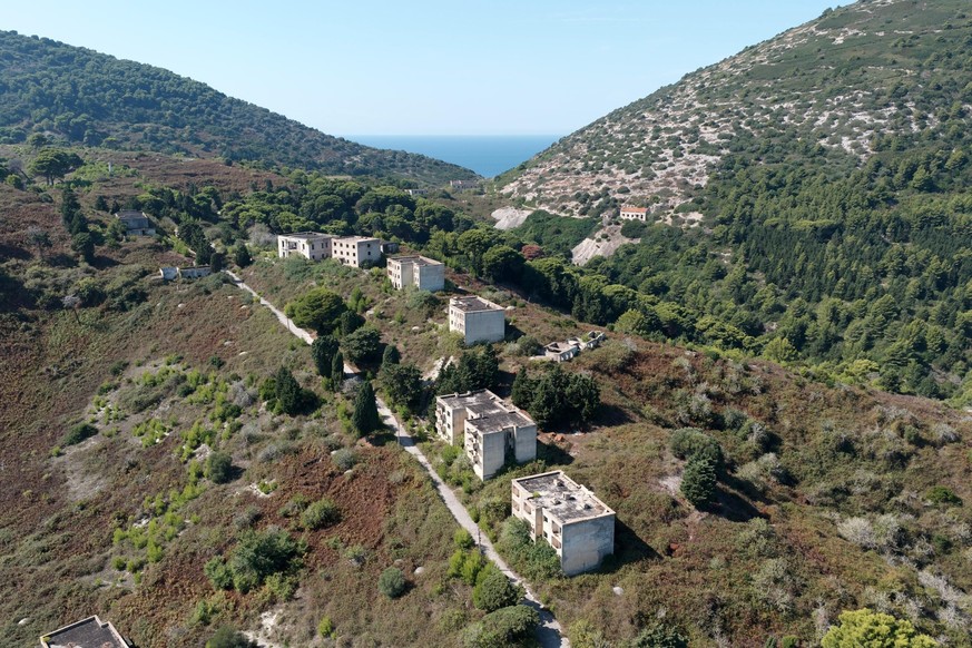 Verlassene Wohngebäude auf Sazan. Unter Hoxha gab es auf Sazan sogar ein Spital und eine Schule.