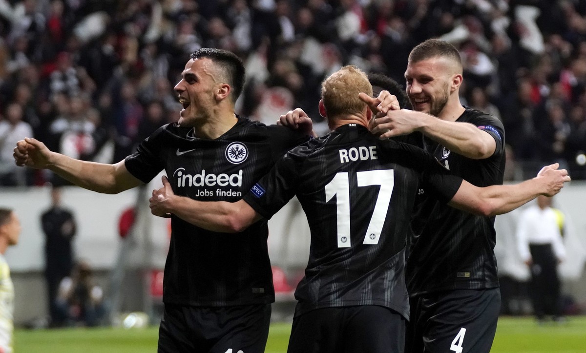 epa07514830 Frankfurt's Sebastian Rode (C) celebrates with teammates Filip Kostic (L) and Ante Rebic (R) after scoring the 2-0 during the UEFA Europa League quarter final second leg soccer match  ...