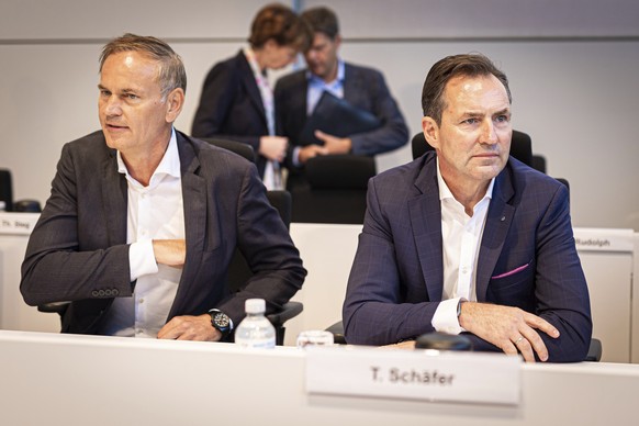 Oliver Blume, left, Chairman of the Board of Management of Volkswagen AG and Porsche AG, and Thomas Sch&#039;fer, Member of the Board of Management of the Volkswagen brand, take part in a work meeting ...